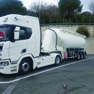 camion citerne blanche