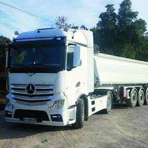 camion benne garé